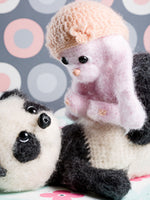Pluis konijn boven op buik panda